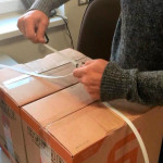 Крепим упаковочную ленту с помощью пряжки